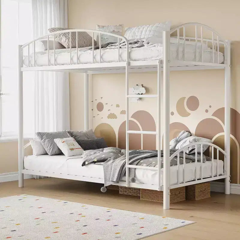 Letto a castello in metallo a due piazze, con ringhiera ad arco e scaletta di sicurezza, design salvaspazio, non è necessario il letto a molle