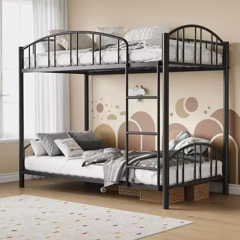 Letto a castello in metallo a due piazze, con ringhiera ad arco e scaletta di sicurezza, design salvaspazio, non è necessario il letto a molle