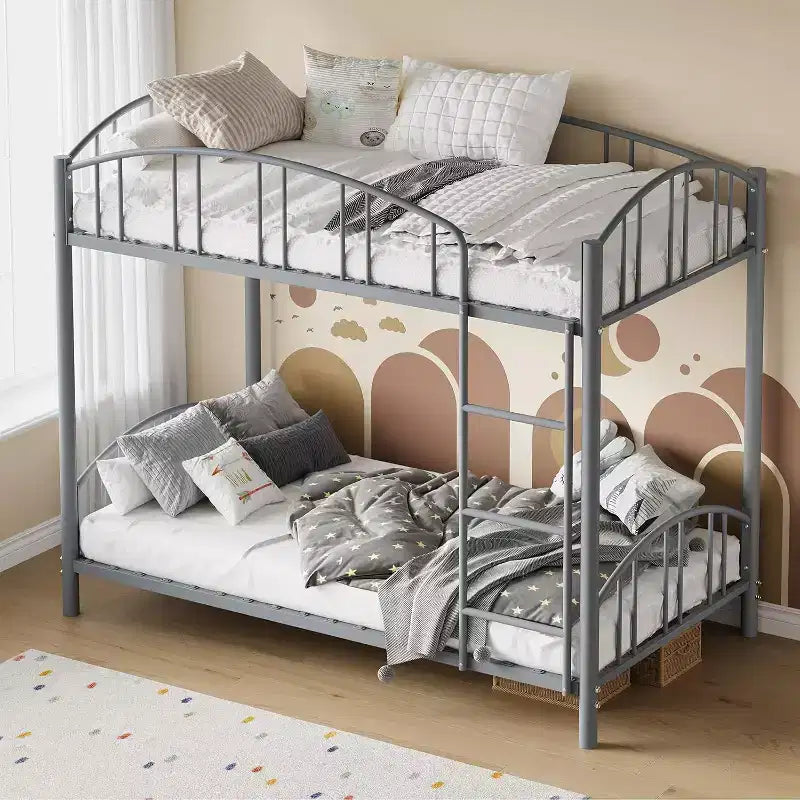 Letto a castello in metallo a due piazze, con ringhiera ad arco e scaletta di sicurezza, design salvaspazio, non è necessario il letto a molle