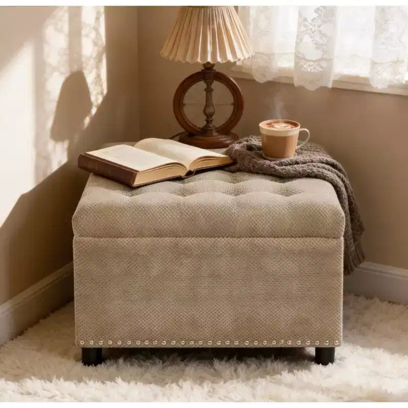 Pouf Quadrato Contenitore Sapir Rivestito con Tufting e Borchie Decorative