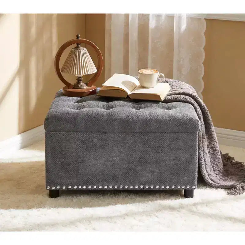Pouf Quadrato Contenitore Sapir Rivestito con Tufting e Borchie Decorative