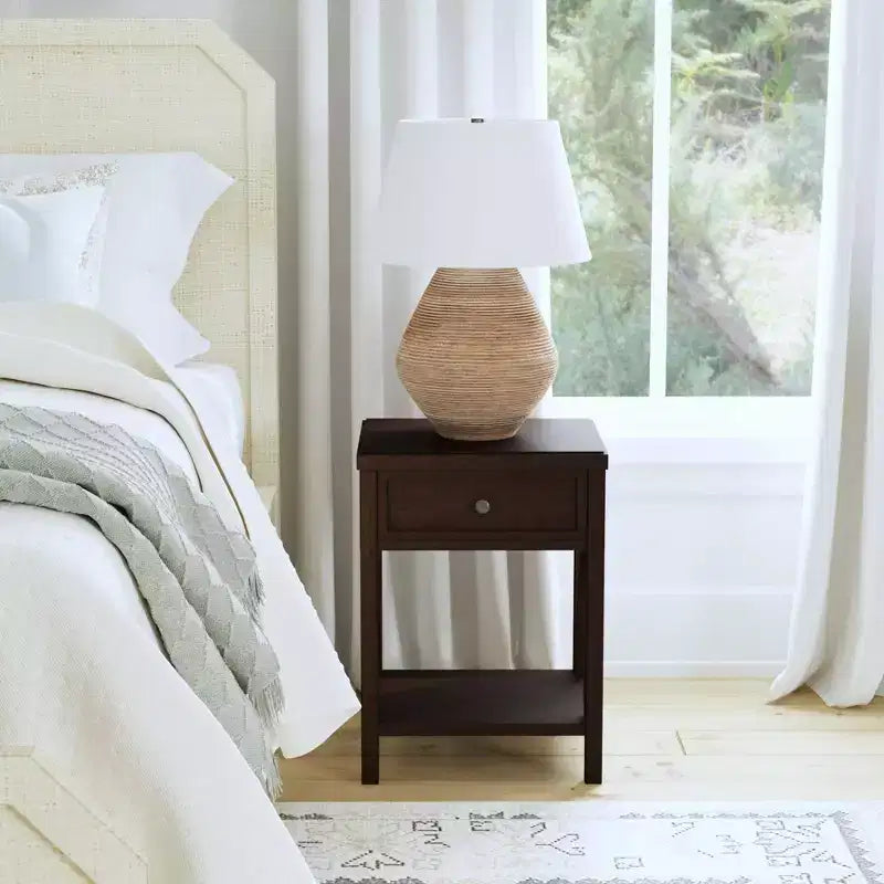 Comodino da 27,7" in legno tradizionale color Auburn con cassetto